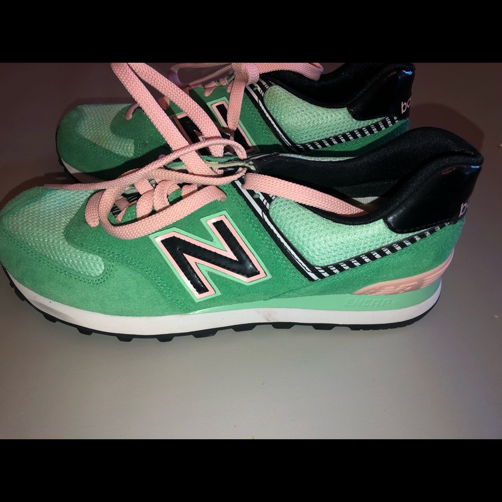New Balance tennis shoes